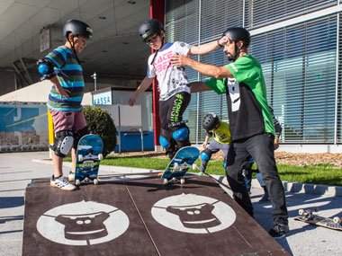 Gorilla Team bringt Kindern skatenboarden bei Gorilla Team bringt Kindern skatenboarden bei