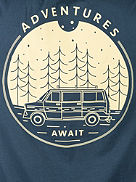 Adventures Await Camiseta