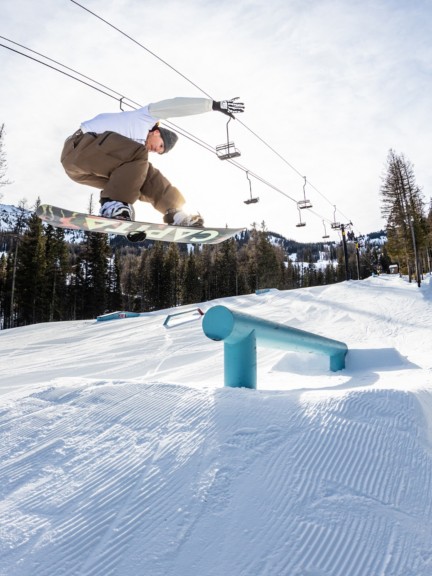 CAPiTA D.O.A. Men's Resort Snowboard - True Twin, Hybrid Camber