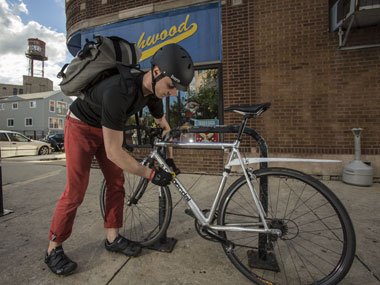 Fahrradfahrer mit Watts Fahrradhelm in der Stadt. 