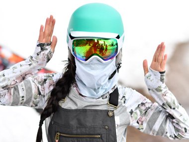 Skier avec un casque
