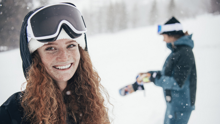 Skiløpere går på ski gjennom sterkt snøfall med anti-tåke-briller