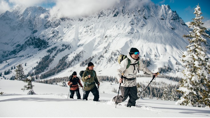 Il Team Rider di Blue Tomato Josh Absenger con il suo AVABAG nella neve mentre monta le pelli sugli sci