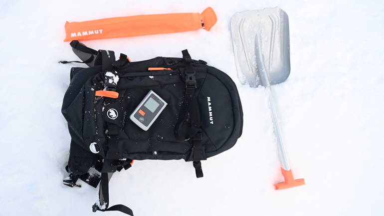 Touring-udstyr, rygsæk, sonde, skovl og transceiver fra Ortovox