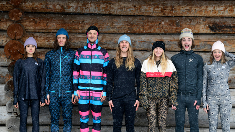 Snowboardere og skiløpere ute i Hochkeil med merino-underlagstøy fra Mons Royale