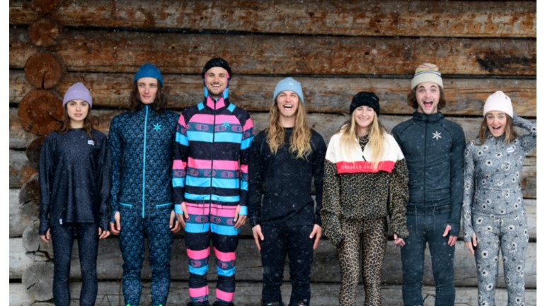 Snowboarders met baselayers