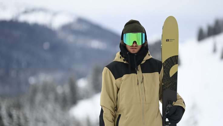 Model with a pair of freeride freeskis
