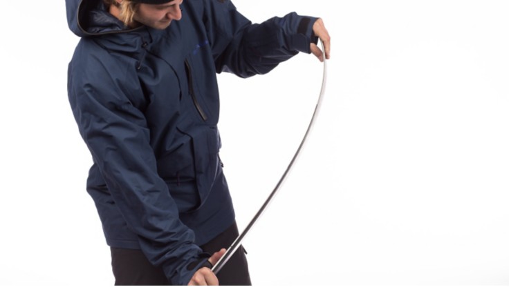 Model, das ein Paar Freeskis biegt.