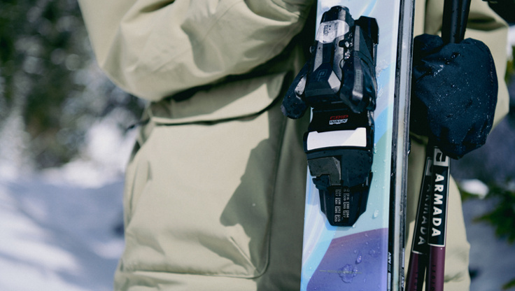 Scatto del lato di uno sci Armada che ne mostra la sciancratura