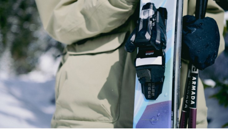 Scatto del lato di uno sci Armada che ne mostra la sciancratura