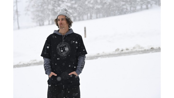 snowboarder udenfor iført en hættetrøje