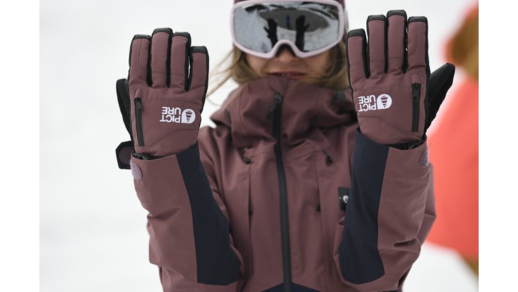 Snowboarderin präsentiert ihre Handschuhe