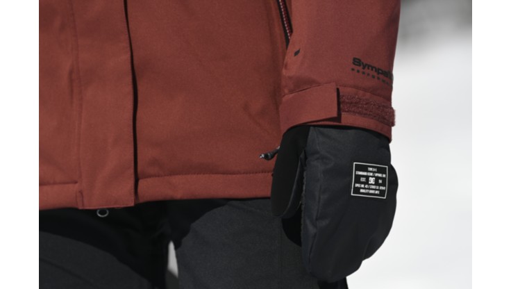 poignets réglables sur une veste de snowboard