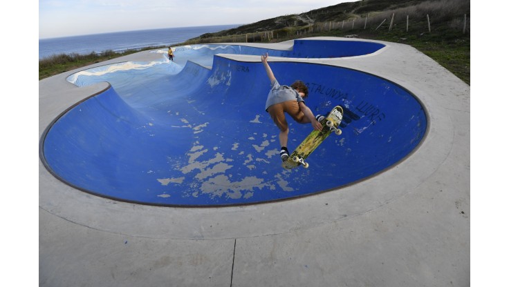 Fant na skateboardu v bowli. Fant med stalefish airom.