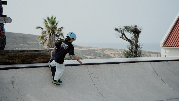 Dreng skateboarder i en bowl. Han laver en stalefish air