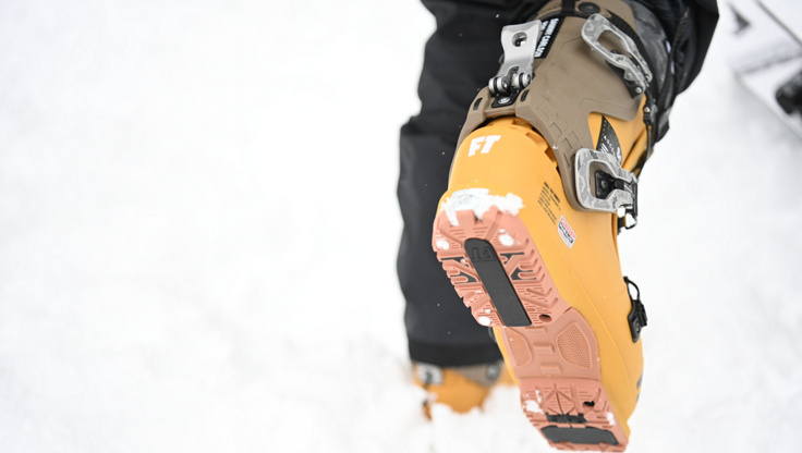 Ski boots with walk mode