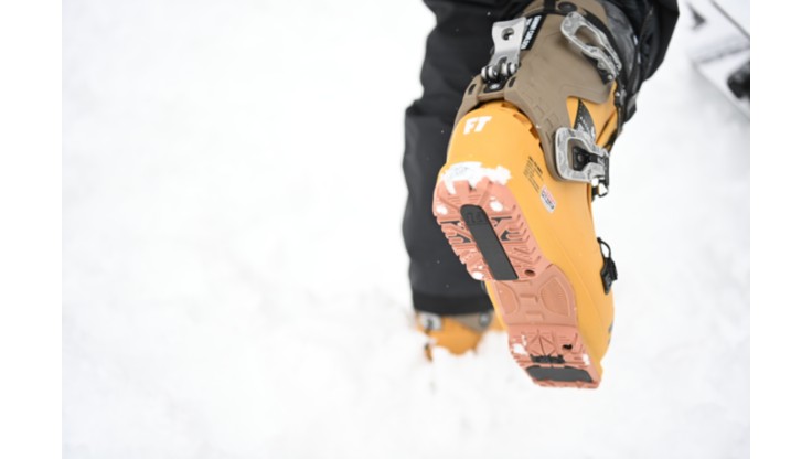 Ski boots with walk mode