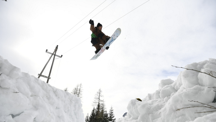 Snowboarder macht einen backside air