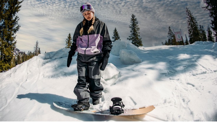 Snowboard instruktör och nybörjare som åker snowboard i vår Obertauern Snowboardskola