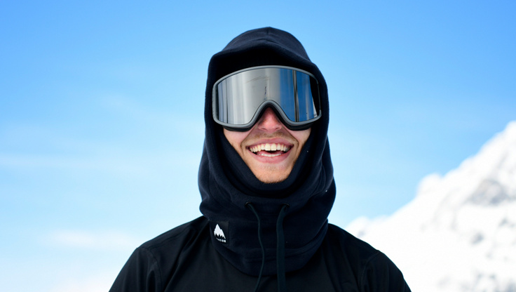 Snowboarder con tempo molto soleggiato