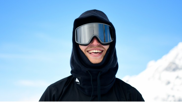 Snowboarder con tempo molto soleggiato