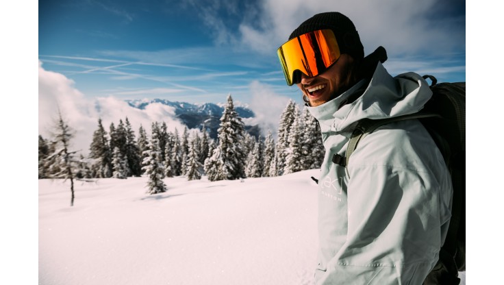 grote snowboardbril in de bergen