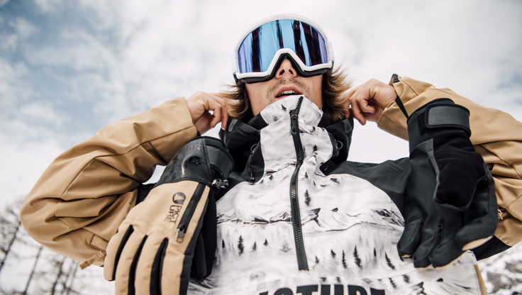 En snowboarder har på snowboardbriller av medium størrelse