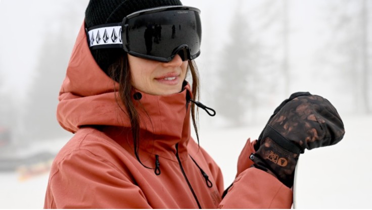 Model med små skibriller på