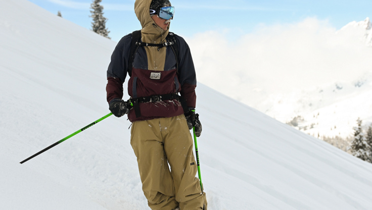Snowboarder con giacca da snowboard molto calda