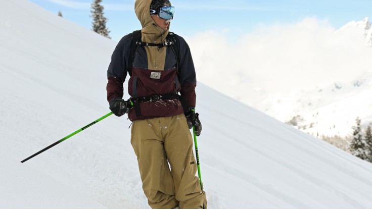 Snowboarder con giacca da snowboard molto calda