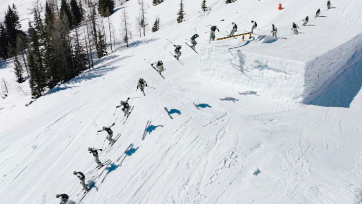 Blue Tomato team rider na kickerju v Nordkette v Innsbrucku