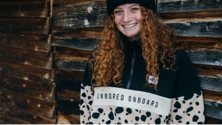 un snowboarder dehors portant un sweat à capuche