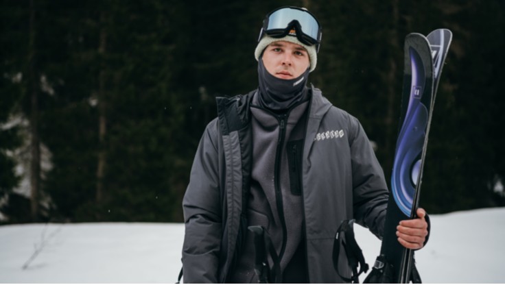 Snowboarder avec une veste de snowboard très chaude