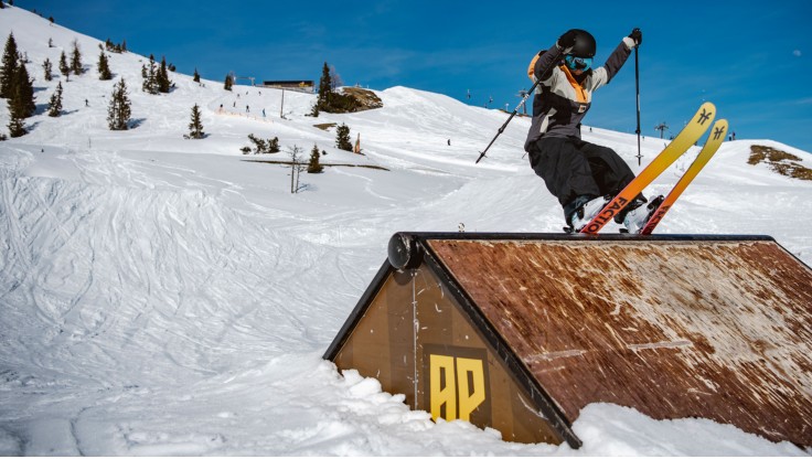 Un snowboarder qui traverse le parking.