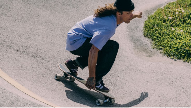 Ungdommer som kjører på cruisere og longboarder i Italia