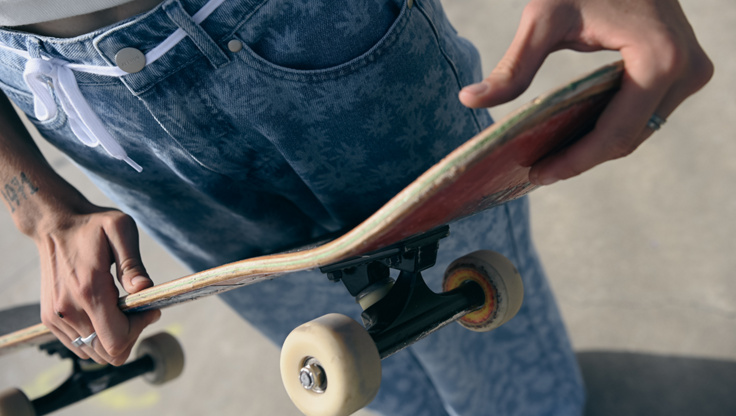 Sieben Lagen Ahornholz sind in der Grafik einer Skateboard Deck Konstruktion gut sichtbar