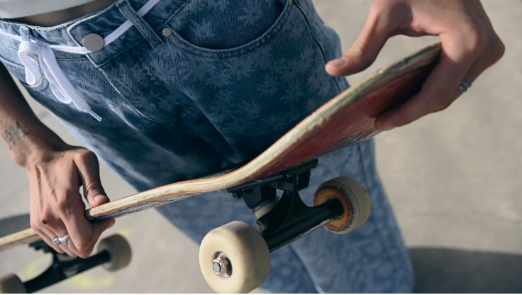 Skateboard deck visto di lato, mostra la costruzione interna in 7 strati di legno d'acero