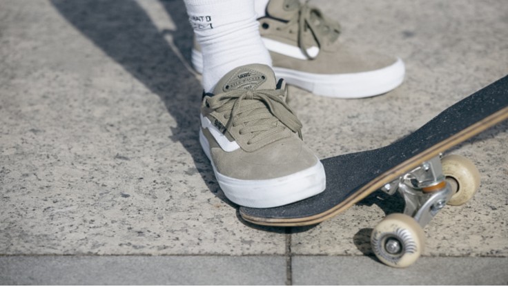 Komplett skateboard i profil visar kicktails