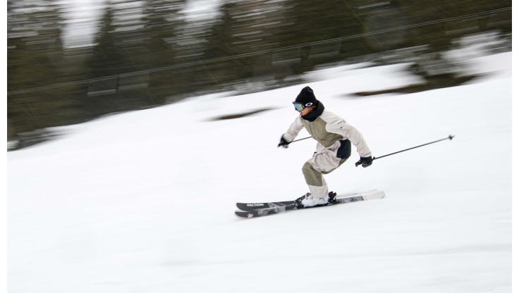 Freeride ski showing the sidecut