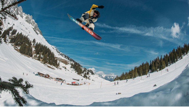 Blue Tomato Team Rider Dominik Wagner using soft bindings for a tail stall on a quaterpipe