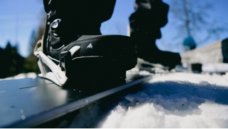 Correct position of binding and boot on a snowboard
