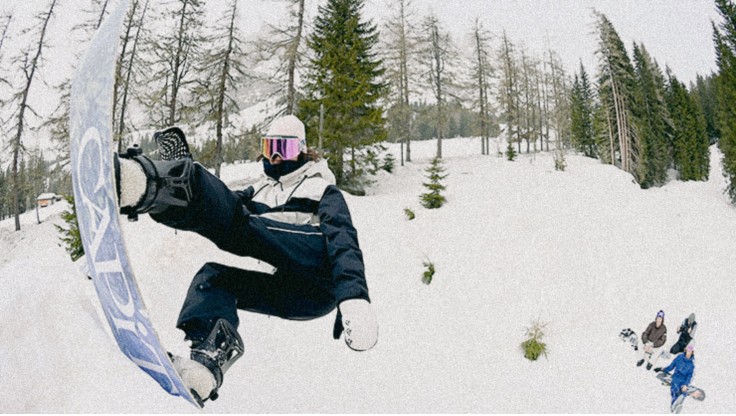 Snowboarder macht Tricks auf der Piste