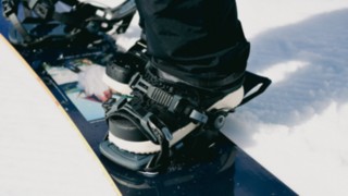 Fixation snowboard rapide et entrée arrière