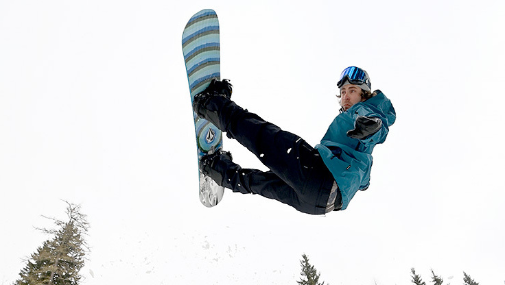 Blue Tomato Team Rider Dominik Wagner using soft bindings for a tail stall on a quaterpipe