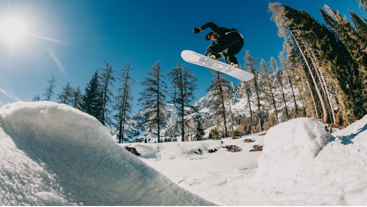 Blue Tomato Team Rider Dominik Wagner using soft bindings for a tail stall on a quaterpipe