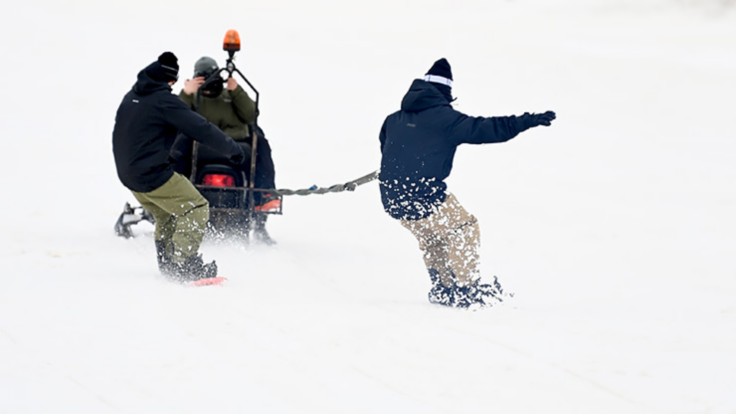 Snowboardåkare snittat i backen med hård bindning