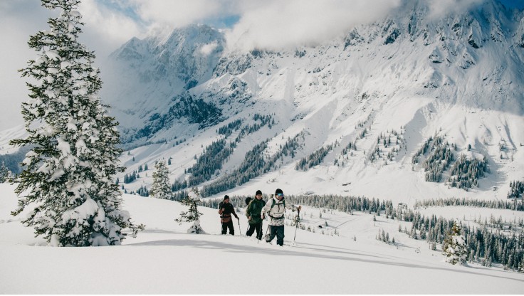 Splitboarding in the backcountry with stiff snowboard boots