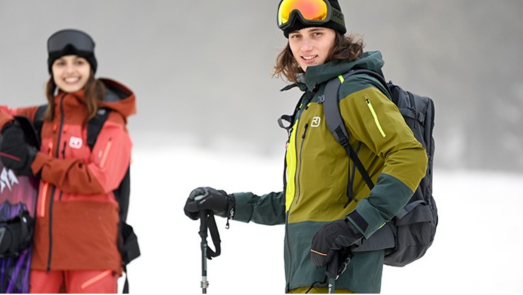 Snowboardåkare i andningsbara snökläder