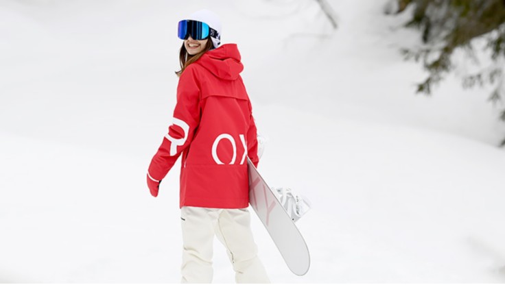 Snowboardkjører går i en jakke med lang passform