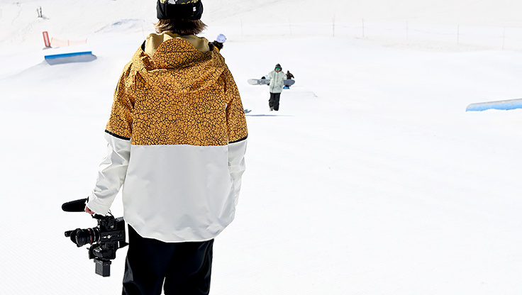 Snowboarder avec des vêtements amples